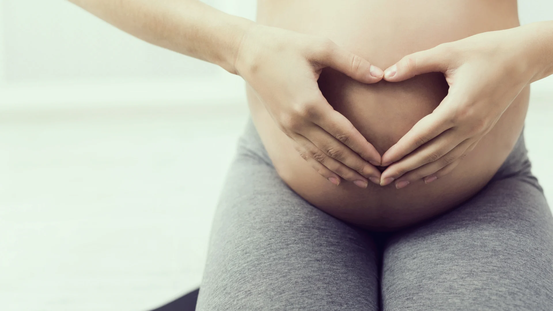 Schwangere Frau erhält sanfte manuelle Lymphdrainage an den Beinen in der Praxis SOMA Winterthur.